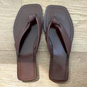 LOQ sandals